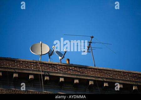 Antenne satellite et antenne Banque D'Images