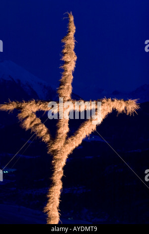 Croix de paille pour être brûlé dans le cadre du rapport annuel de Scheibenschlagen, le Tyrol du Sud Banque D'Images