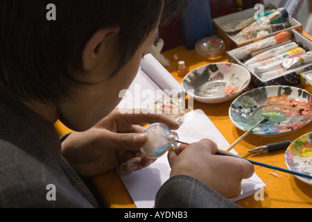 La peinture de l'artiste à l'intérieur d'une petite bouteille de verre à Lhassa, au Tibet. Banque D'Images