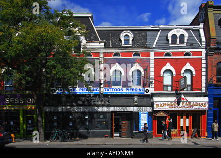 Boutiques sur la rue Queen, à Toronto Banque D'Images