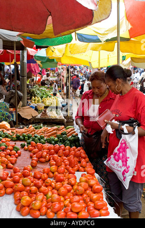 Femme gabonaise de l'Afrique de l'achat de tomates ananas, un marché de Mont-Bouet, plus grand marché de Libreville, Gabon Banque D'Images