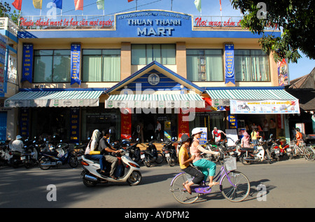 Dans la ville de supermarchés Hue Vietnam et scène de rue Banque D'Images