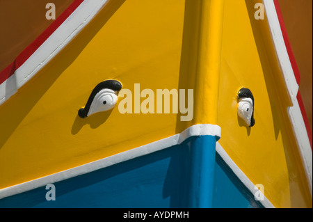 Close up d'yeux sur un bateau de pêche en Marsaxlokk Luzzu, Malte Banque D'Images