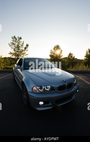 L'argent BMW E46 M3 coupé sport stationné dans un parking vide au coucher du soleil Banque D'Images