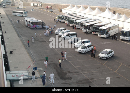 Bateau de croisière Civitavecchia Thomson à quai avec des autocars mini bus et des taxis transporteurs de personnes attendant de transporter des passagers à Rome en Italie Banque D'Images