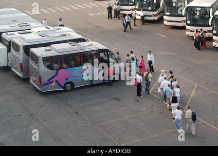Les passagers en provenance de Civitavecchia à quai des navires de croisière avec les entraîneurs et mini-bus en attendant l'embarquement pour le transport à Rome Banque D'Images