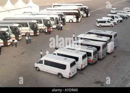 Vue d'un navire de croisière Civitavecchia entraîneurs à quai mini autobus et taxis monospace pour transporter des passagers en attente à Rome Banque D'Images