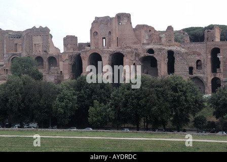 Une partie des ruines du Circus Maximus et de la colline Palatine un ancien stade romain de course de chars et lieu de divertissement de masse à Rome en Italie UE Banque D'Images