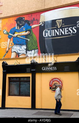 Guinness sign in Tipperary County Tipperary Irlande Ville Banque D'Images
