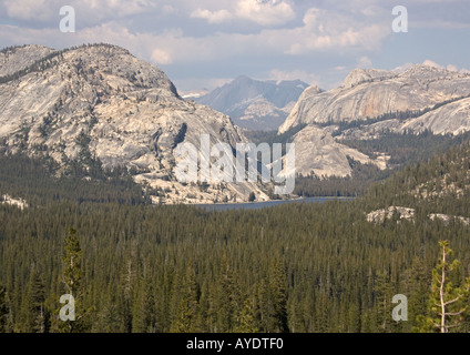 Yosemite National Park à la recherche à travers forêt de pins à Lac Tenaya et Polly dome ft 9806 paysage de granit Banque D'Images