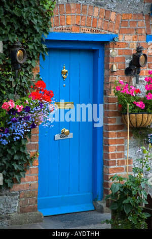Village d'Adare Restaurant porte dans le comté de Limerick Irlande Banque D'Images