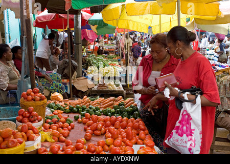 Femme gabonaise de l'Afrique de l'achat de tomates ananas, un marché de Mont-Bouet, plus grand marché de Libreville, Gabon Banque D'Images