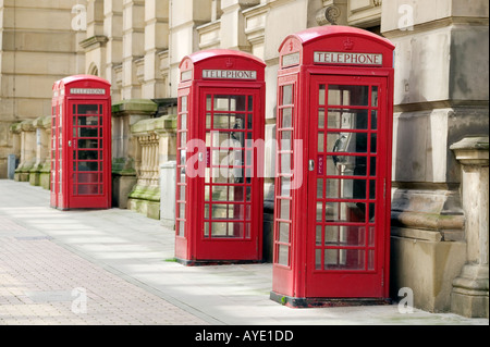Trois K6 rouge boîtes standard téléphonique jouxtant le bâtiment du Conseil de ville de Birmingham dans le centre-ville de Birmingham UK Banque D'Images