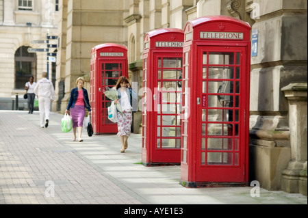 Trois K6 rouge boîtes standard téléphonique jouxtant le bâtiment du Conseil de ville de Birmingham dans le centre-ville de Birmingham UK Banque D'Images