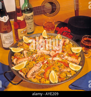 Plat traditionnel Espagnol Paella de fruits de mer riz poulet Banque D'Images