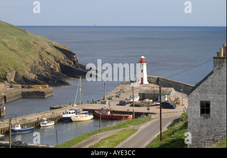 Dh Harbour lighthouse tower CUBA CAITHNESS atquayside 500 bateaux de la côte nord de l'Ecosse des feux de navigation maritime côtière Banque D'Images