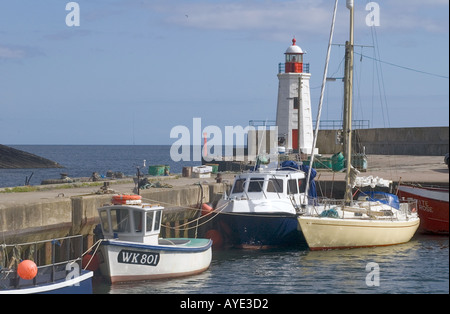 Dh Harbour lighthouse tower CUBA CAITHNESS bateaux à quai de la côte nord de l'Ecosse 500 balises côtières feux Banque D'Images