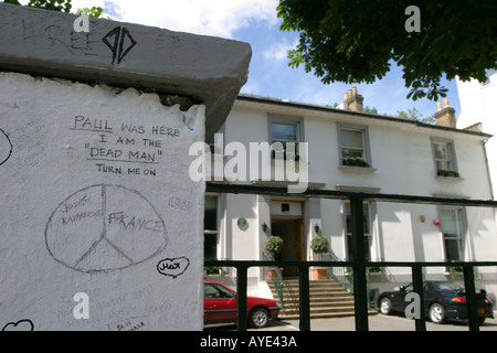 Des messages à la Beatles écrit sur le mur de l'Abbey Road studios Banque D'Images