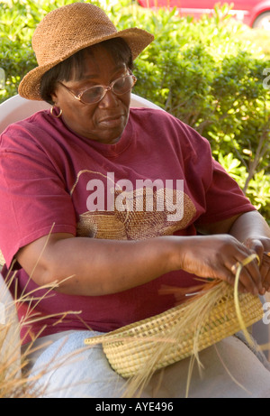 African American Woman locale tisse Panier de frondes de palmier nain à Charleston SC USA Banque D'Images