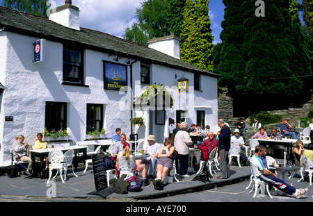 Parc National de Lake District. Les marcheurs au Britannia Inn pub à Great Langdale à Langdale, Ambleside, Cumbria, Angleterre. Banque D'Images