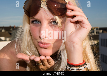 Young woman blowing a kiss Banque D'Images