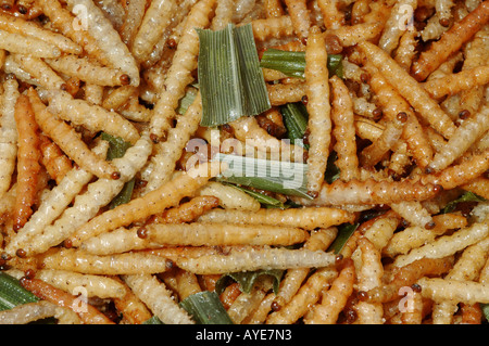 Les chenilles frits à vendre dans un marché de Bangkok de Khao San Road Banque D'Images