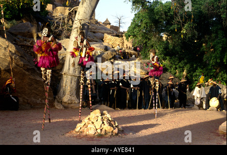 Les danseurs Dogon danse funéraire Pays Dogon Mali Afrique de l'Ouest Banque D'Images