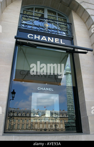 Place Vendôme reflète dans la fenêtre d'une Boutique Chanel Paris France Banque D'Images