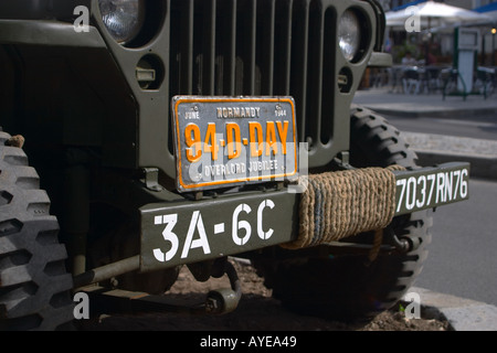 Jeep américaine stationnée à Honfleur au cours D-Day anniversaire de Diamant 2004 montrant la plaque du 1994 anniversaire Normandie France Banque D'Images