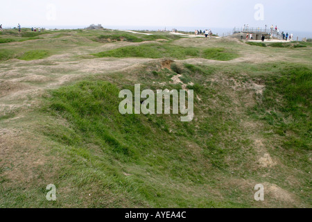 Au cratères Pointe du Hoc causés par des missiles et des bombes américaines Normandie France Banque D'Images