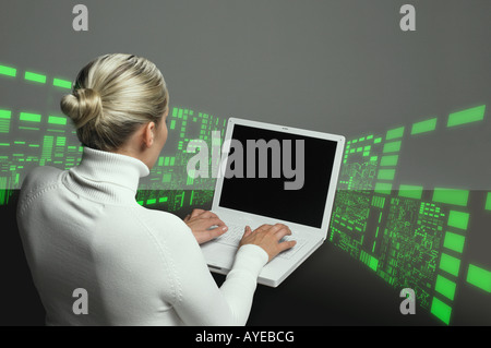 Woman using laptop Banque D'Images