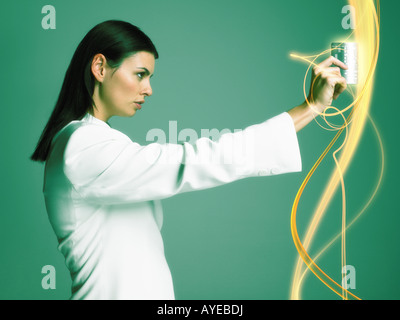 Femme à l'aide d'une carte clé Banque D'Images