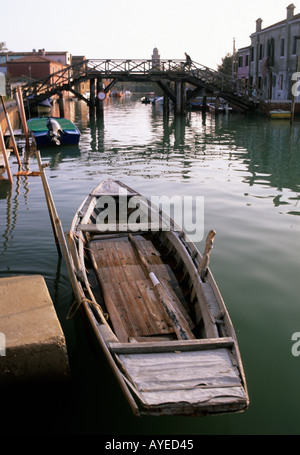 La vieille barque de pêche amarrés sur un canal sur burano Banque D'Images