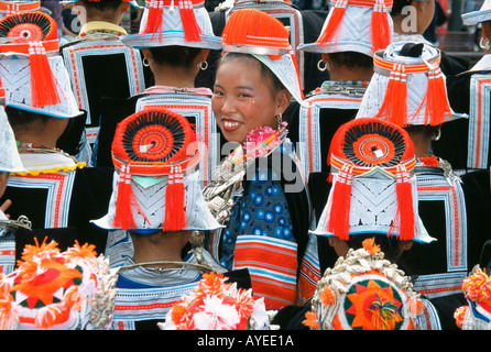 Miao Gejia filles en costume traditionnel Kaili Guizhou Province Chine Banque D'Images