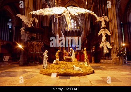 Cathédrale de Salisbury Salisbury Wiltshire Angleterre lit-bébé conçus et réalisés à l'aide de papier mâché par l'artiste local Peter Rush Banque D'Images