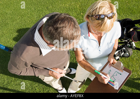 Une femme d'un homme montrant un graphique Banque D'Images