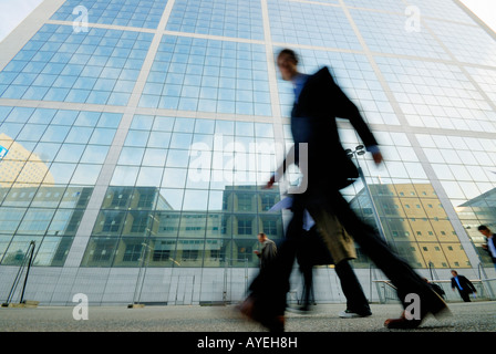 Les hommes d'affaires et les banlieusards quartier financier de la Défense Paris France Banque D'Images