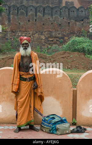 Sadhu en dehors des murs de Fort Brihadishwara et Temple Hindou à Thanjavur Inde du Sud Banque D'Images