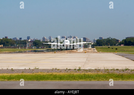 Boeing 737 avion sur la piste de l'Aeroparque Metropolitano Jorge Newbery, à Buenos Aires, Argentine Banque D'Images