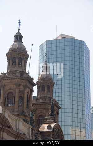 La Cathédrale Métropolitaine et immeuble de bureaux modernes à Santiago du Chili Banque D'Images