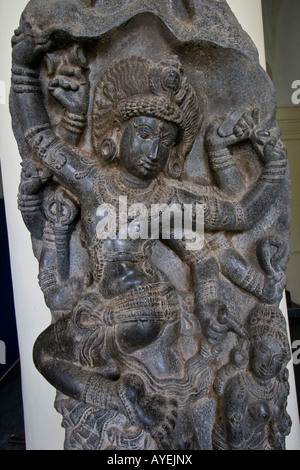 Statue en pierre de Shiva comme tueuse du DemonElephant au Palais Royal de Thanjavur Thanjavur Inde du Sud Banque D'Images