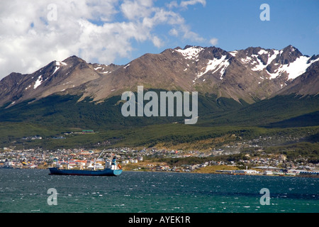 Le port et la ville d'Ushuaia au-dessous de la gamme de montagne martiale sur l'île de la Terre de Feu argentine Banque D'Images