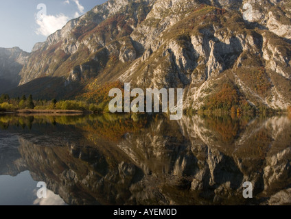 Lac de Bohinj en automne, parc national du Triglav, Alpes Juliennes, en Slovénie Banque D'Images