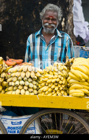 L'homme Indien hindou la vente de bananes à Chennai Inde du Sud Banque D'Images