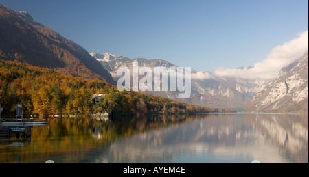 Lac de Bohinj en automne dans le parc national du Triglav Alpes Juliennes Slovénie Banque D'Images