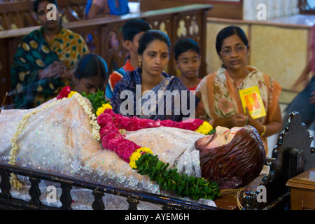 Christian femmes indiennes sur la tombe de saint Thomas dans la Basilique Saint Thomas à Chennai Inde du Sud Banque D'Images