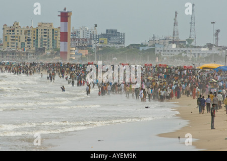 Plage bondée à Chennai Inde du Sud Banque D'Images