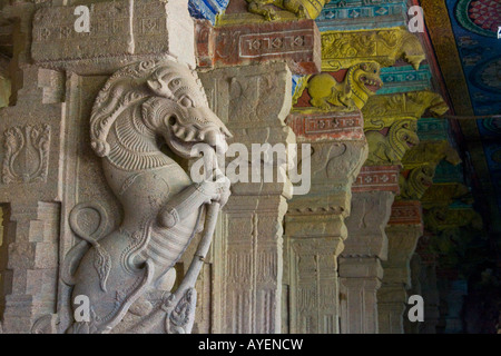 L'intérieur de la sculpture en pierre Pilar temple hindou Sri Meenakshi à Madurai Inde du Sud Banque D'Images