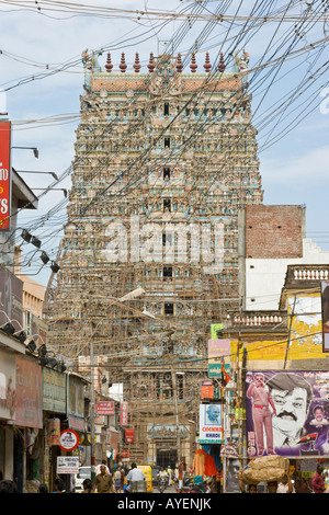 Scène de rue et le Gopuram à Sree Meenakshi Temple Hindou à Madurai Inde du Sud Banque D'Images