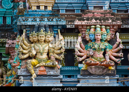 Gopuram ornée au Temple Sree Meenakshi à Madurai Inde du Sud Banque D'Images